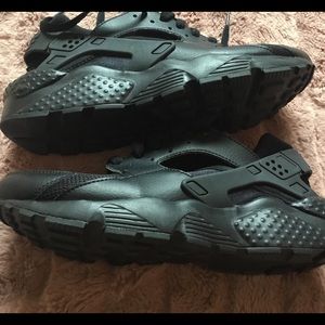 Nike Hurraches triple black gs 7y